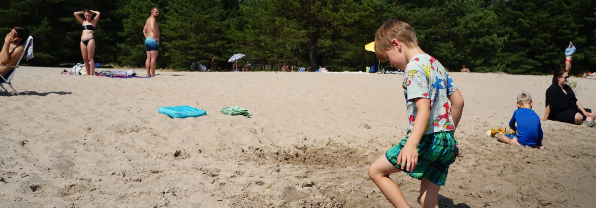 Dziecko bawi się na plaży